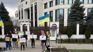 Un grup de protestatari a manifestat în fața ambasadei Rusiei la Chișinău denunțând masacrul din Bucea: ”Operațiunea specială ucide oameni”