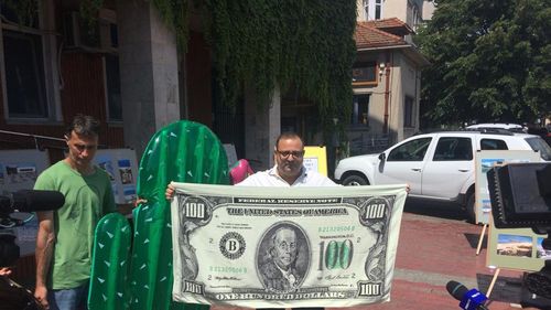 VIDEO Protest împotriva șezlongurilor: Oamenii au înșirat prosoape, găleți cu nisip și jucării de plajă în fața Apelor Române din Constanța. Manifestația se va muta în fața Ministerului Turismului