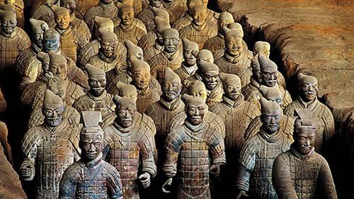 Un turist chinez cu „probleme mentale” a sărit peste o barieră și a avariat statuile a doi războinici din armata de teracotă a primului împărat al Chinei