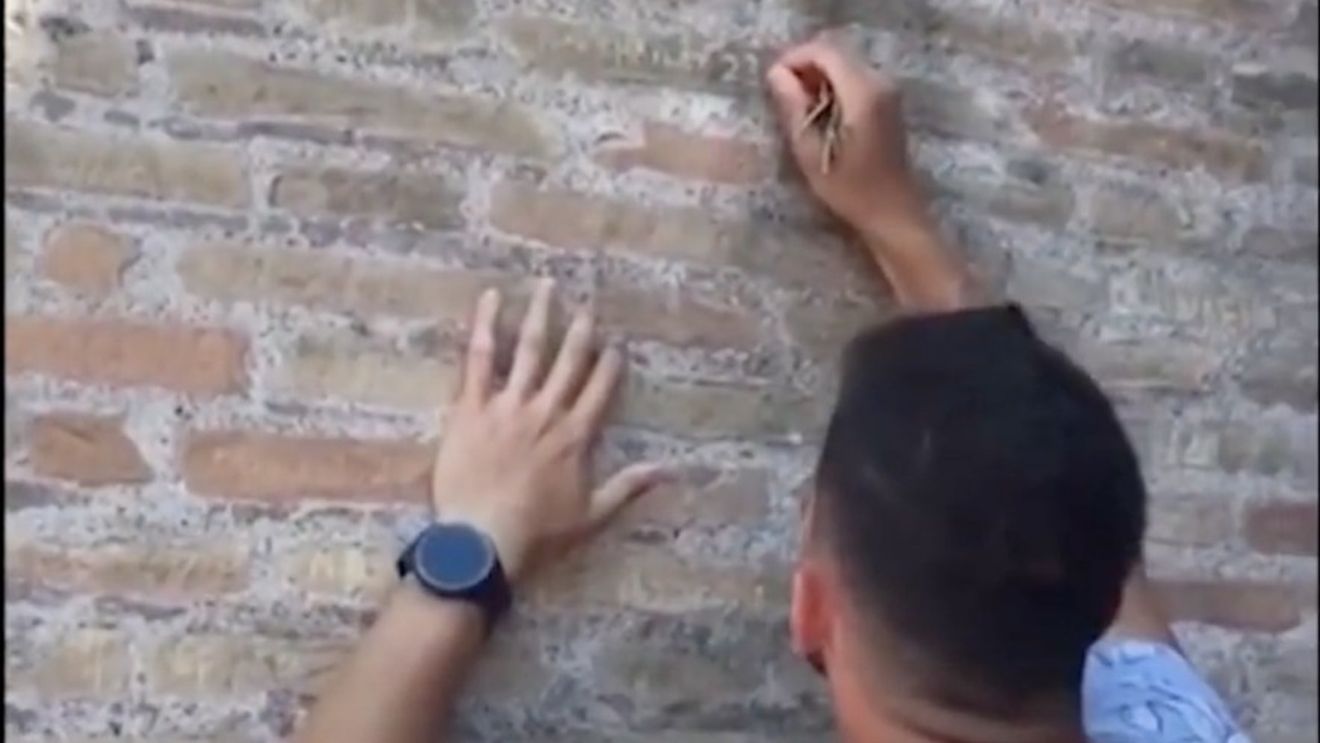 Bărbatul care şi-a gravat numele pe amfiteatrul antic Colosseum din Roma este un bulgar care trăiește în Marea Britanie (Actualizat)