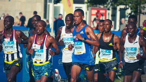 Sportivii olimpici apelează la tehnologia pentru diabet pentru o mai bună performanță / Monitoare minuscule se ataşează pe piele pentru a urmări nivelul de glucoză din sânge