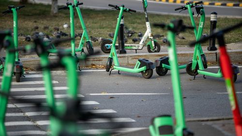 Trotinetele electrice închiriate sunt pe cale să dispară de pe străzile din Madrid