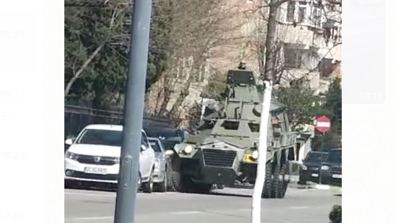 VIDEO Blindat, autovehicul istoric, lovește o mașină în Râmnicu Vâlcea / Amendă între 580 și 725 de lei
