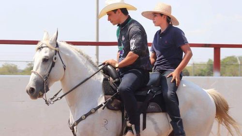 Un senator columbian a intrat pe cal în Congres, pentru a verifica dacă legislativul este într-adevăr ”pet-friendly” / ”Unii au pisici, câini, alţii au alte lucruşoare, eu am căluţul meu”