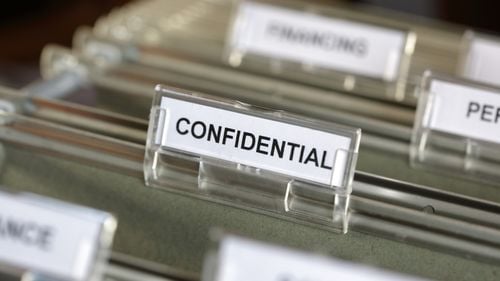 Guvernarea la secret. Tot mai multe documente care ar trebui să fie publice sunt clasificate fără nici o justificare publică / Cele mai flagrante cazuri - DOCUMENTE