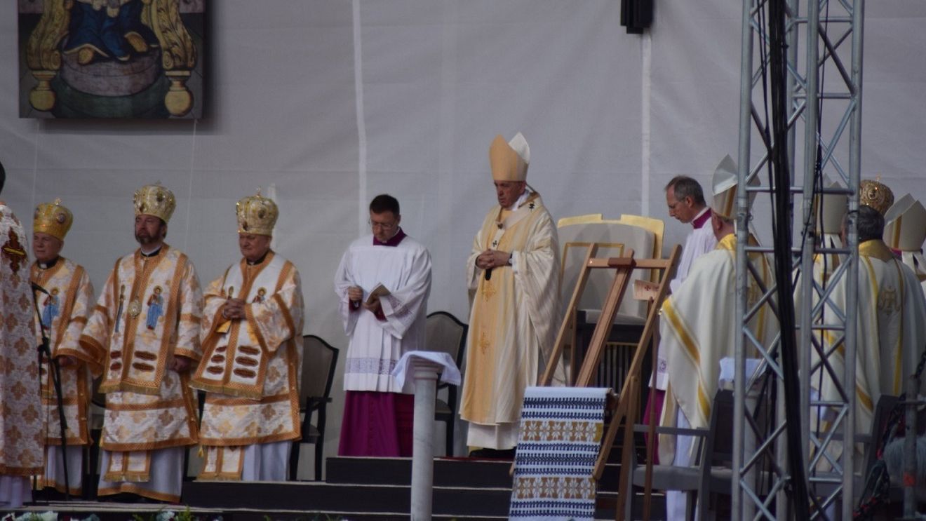 Slujbă celebrată în Alba pentru odihna sufletului Papei Francisc / ”Alături de noi se află tronul pe care Sfântul Părinte a stat aşezat acum şase ani pe Câmpia Libertăţii de aici, de la Blaj”