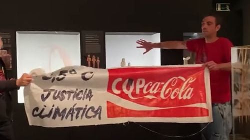 VIDEO Activişti de mediu au stropit cu Coca-Cola o mumie egipteană dintr-o expoziţie în Spania / Gigantul băuturilor răcoritoare este denunţat de multe ONG-uri de mediu pentru activităţile pe care le consideră poluante în întreaga lume