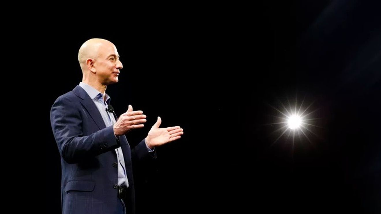 ”Războiul stelelor”: Elon Musk şi Jeff Bezos îşi dispută spaţiul extraterestru pentru constelaţiile lor de sateliţi