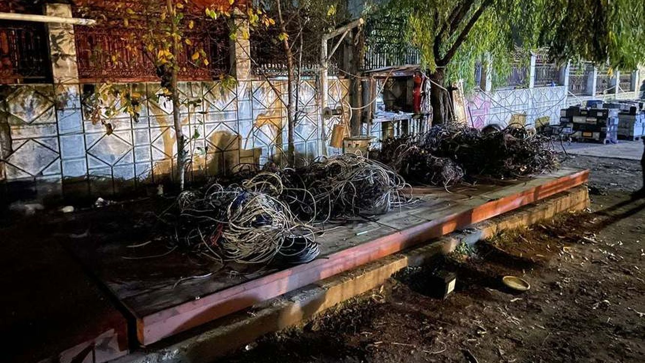 VIDEO Mai multe persoane, prinse în flagrant când incendiau cabluri/ Garda de Mediu a confiscat 360 de kilograme de cabluri și a dat amendă de 10.000 lei