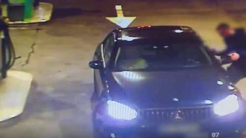 VIDEO Bărbat cercetat după ce a furat o maşină dintr-o benzinărie din Bucureşti chiar sub ochii proprietarului/ A lovit o bordură şi un copac, rănindu-se, după care a spart geamul de la un imobil / A fost prins de polițiști și dus la spital, dar a refuzat să fie testat