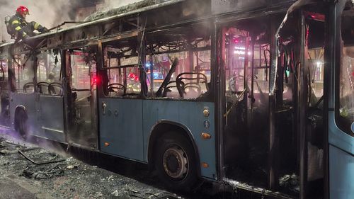 UPDATE VIDEO Un autobuz Otokar a luat foc în Capitală, la intersecția Calea Văcărești cu Mihai Bravu (galerie foto)