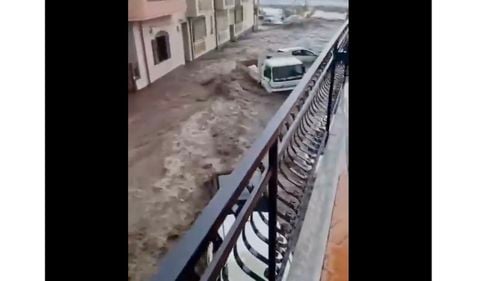 VIDEO Inundații grave în sudul Italiei:  drumuri măturate de ape și mașini târâte sute de metri /  Autoritățile transmit populației să nu circule cu autoturismele