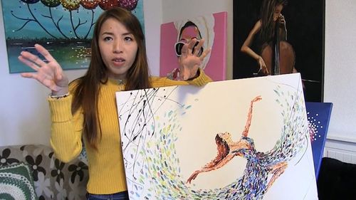 Thu Ha, vietnameza care a renunțat la microbiologie pentru pictură, după ce s-a mutat în Ardeal. Față de Ho Chi Minh, Bucureștiul este ”frumos, vechi, dar pustiu”