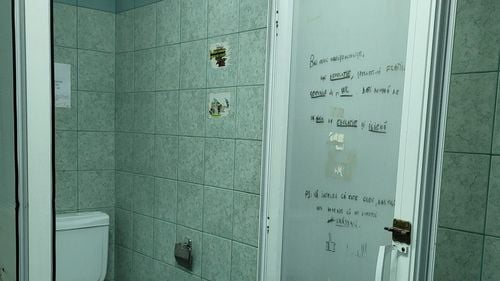 Studenţii la Medicina din București se plâng de condiţiile din cămine: "toalete şi duşuri insalubre, colcăie gândacii, iar mizeria şi rugina domină"