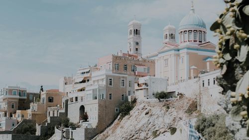 Cinci insule liniștite de vizitat în Arhipelagul Cicladelor din Grecia, pentru iubitorii de istorie, plaje și drumeții