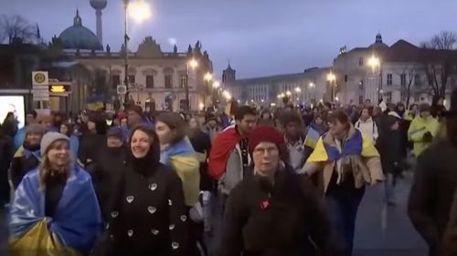 Manifestații la Berlin pentru negocieri de pace în Ucraina / Manifestaţia, organizată sub sloganul "Să ne ridicăm pentru pace !", a fost convocată de politiciana de stânga Sahra Wagenknecht şi de activista pentru drepturile femeilor Alice Schwarzer
