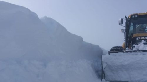 Şofer amendat şi cu permisul suspendat, după ce a intrat pe Transalpina, drum închis / A fost scos de pe drum cu ajutorul unui utilaj de deszăpezire