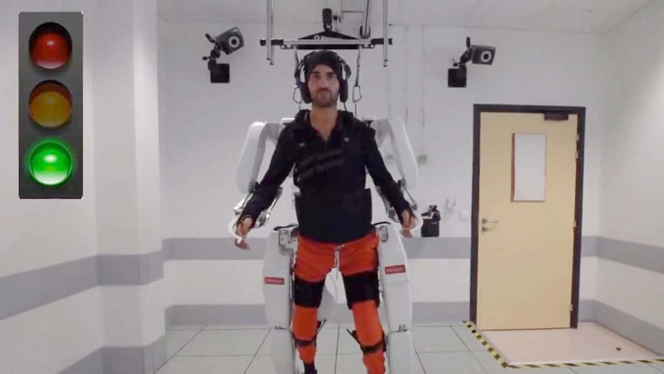 VIDEO Un exoschelet conectat la creier permite unui pacient tetraplegic să se mişte