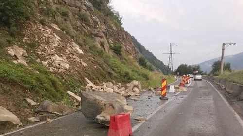 Trafic îngreunat pe DN 10, în judeţul Buzău, din cauza căderilor de pietre de pe versanţi
