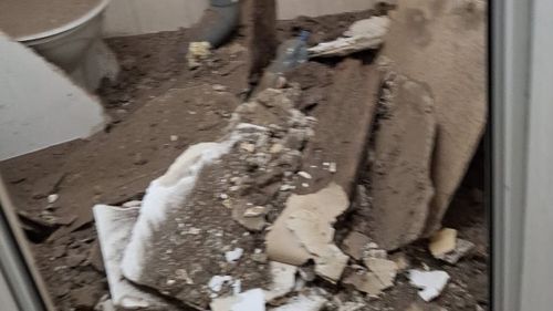 Tavan căzut în Secţia de boli infecţioase a Spitalului Judeţean de Urgenţă Focşani. În momentul incidentului, în salon erau două persoane, mamă şi copil. Ce spun reprezentanţii spitalului despre problemele secţiei pavilionare dată în folosinţă în 2010