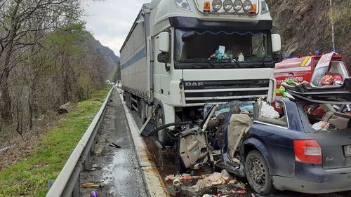 Traficul rutier este complet blocat pe DN7, la Călimănești, în urma unui accident în care au murit două persoane