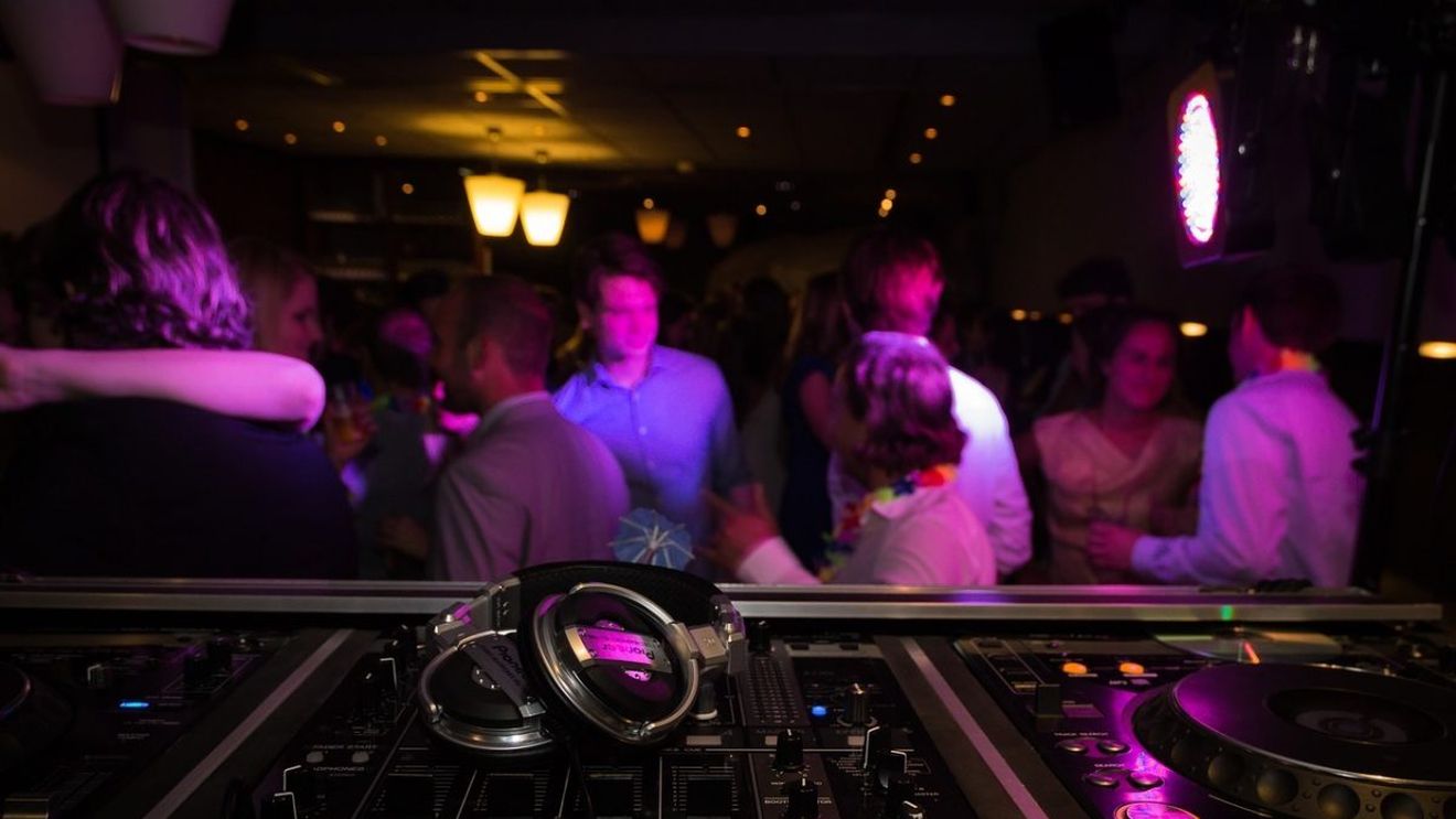 Cum vor arăta evenimentele-test organizate într-un club de noapte de Marea Britanie: Câte 3.000 de participanți pe seară, muzică și dans într-o hală din Liverpool