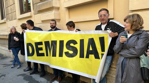 20 de personalități ale societății civile protestează la Ministerul Educației și îi cer demisia ministrului Sorin Cîmpeanu acuzat de plagiat: decanul Cristian Preda, regizorul Tudor Giurgiu, Lidia Bodea, Oana Gheorghiu. O singură televiziune a trimis echipă la protest