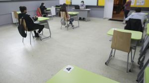 BREAKING Din toamnă, clase de maximum 10-15 elevi, care să stea 4 ore pe zi la școală, cu ore de 30 de minute și restul clasei, prin rotație, face școală online – Recomandările pentru redeschiderea școlilor, de la Institutul pentru Sănătate Publică