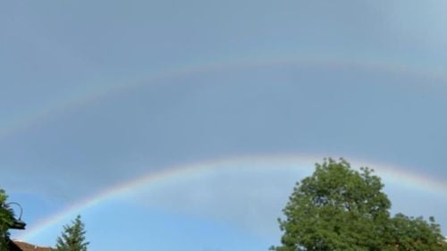 FOTO Pauza de respirație: curcubeu dublu pe cerul Capitalei după repriza de ploaie de luni după-amiază