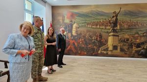 „Fresca” cu istoria Sibiului, realizată cu AI, inaugurată la Centrul NATO din municipiu, criticată de istorici. ”E rezultatul analfabetismului funcțional generalizat” / Graficianul Radu Olteanu: ”O lipsă gravă de respect pentru toți privitorii”