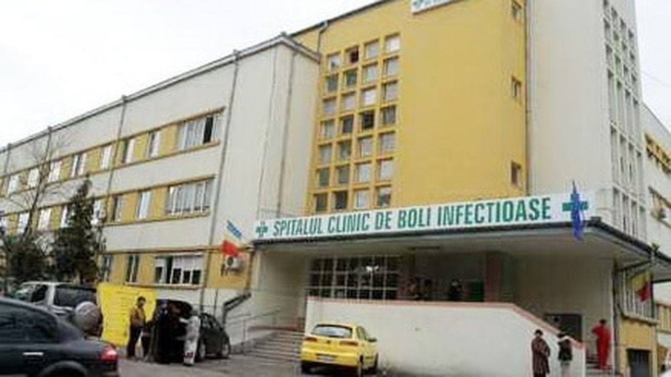 Pompierii intervin pentru îndepărtarea molozului de lângă clădirea Spitalului de Boli Infecţioase din Constanța, care risca să ajungă în subsol