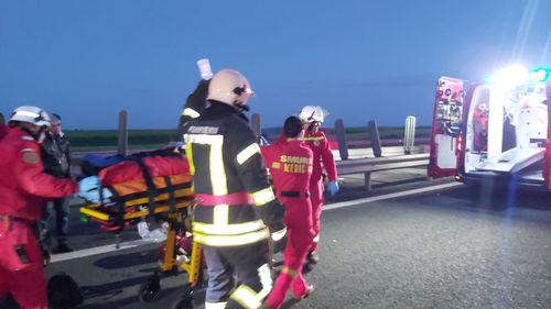 O persoană a murit, iar alte două au fost rănite, într-un accident în Caraș Severin / Un autocamion a lovit frontal un autoturism într-o curbă