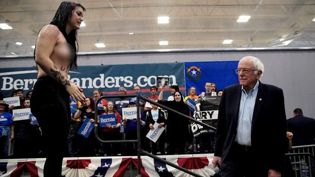 VIDEO Protestatare topless au luat cu asalt scena în timp ce Bernie Sanders se afla în campanie în Nevada