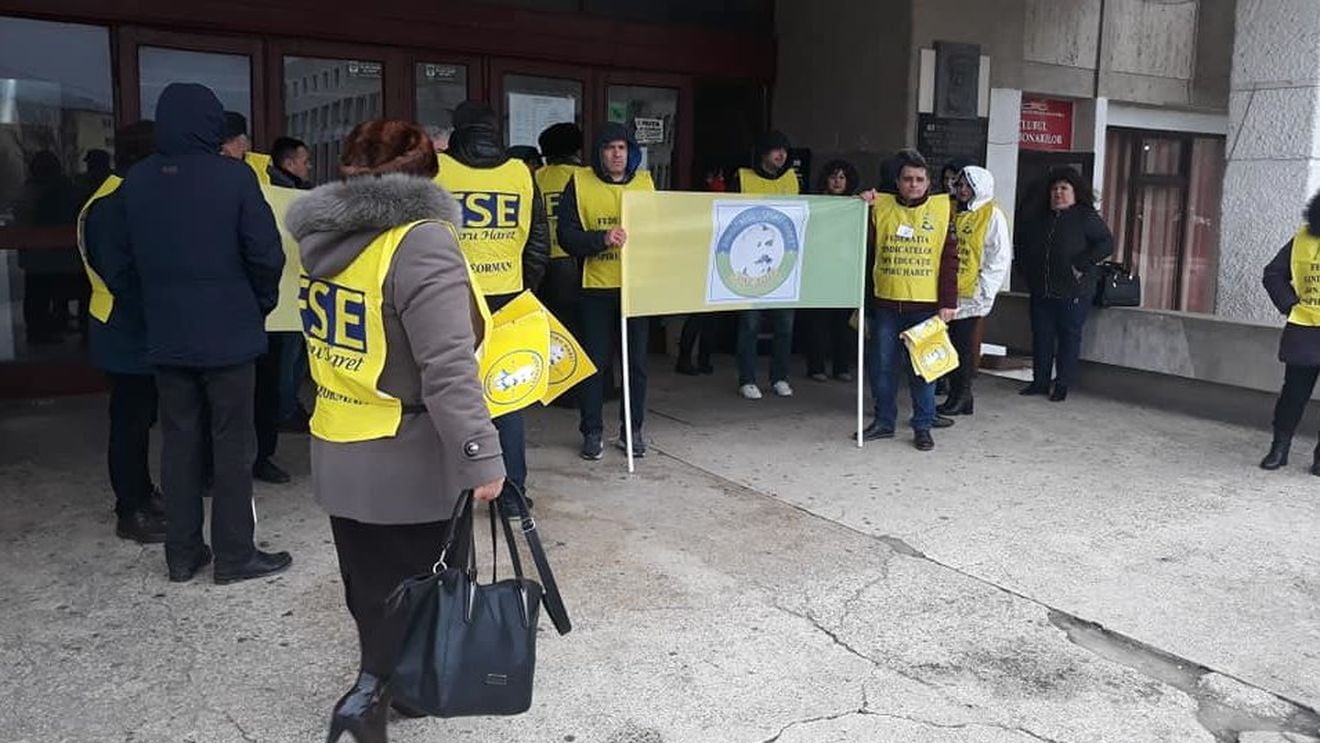 Teleorman: Zeci de profesori nemulţumiţi de probleme din sistemul educaţional au protestat la Alexandria