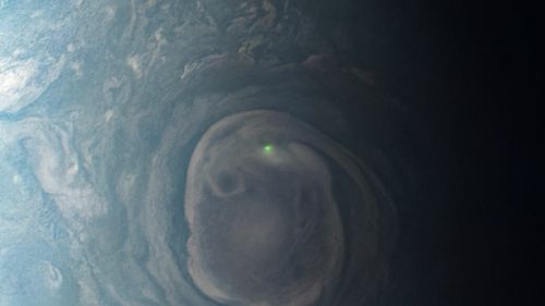 O navă spațială NASA surprinde o imagine cu strălucirea fulgerelor din interiorul unui vortex de pe Jupiter