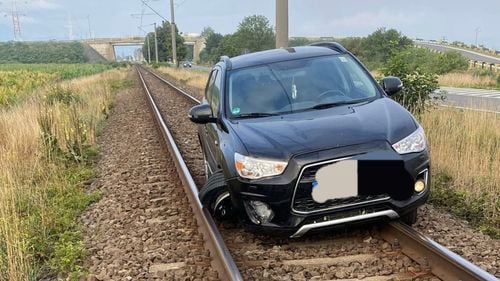 Circulație feroviară oprită temporar între Hărman și Prejmer, un autoturism a rămas blocat pe șine