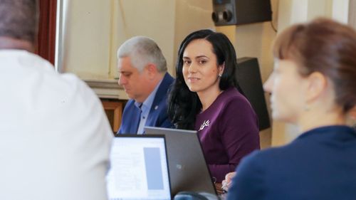 2024, primul an în care un Guvernul va acorda două creşteri ale pensiilor, una raportată la rata inflației plus 50% din creşterea reală a câştigului salarial mediu brut, iar cealaltă prin recalculare