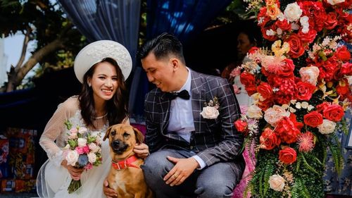 O tânără de 32 de ani a transformat iubirea pentru animale în afacere. Jemma învață câinii să participe la nunta stăpânilor: întâmpină invitații, poartă inelele sau participă la ședințe foto