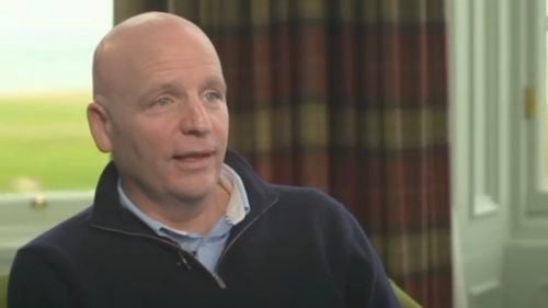 Glenn Campbell, ziarist BBC, povestește cum este să trăiești cu o tumoare pe creier