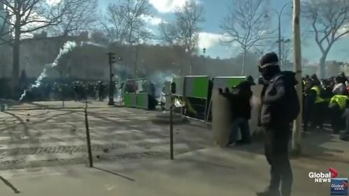 VIDEO Violențe între vestele galbene și forțele de ordine la Paris, în al 18-lea weekend de mobilizare