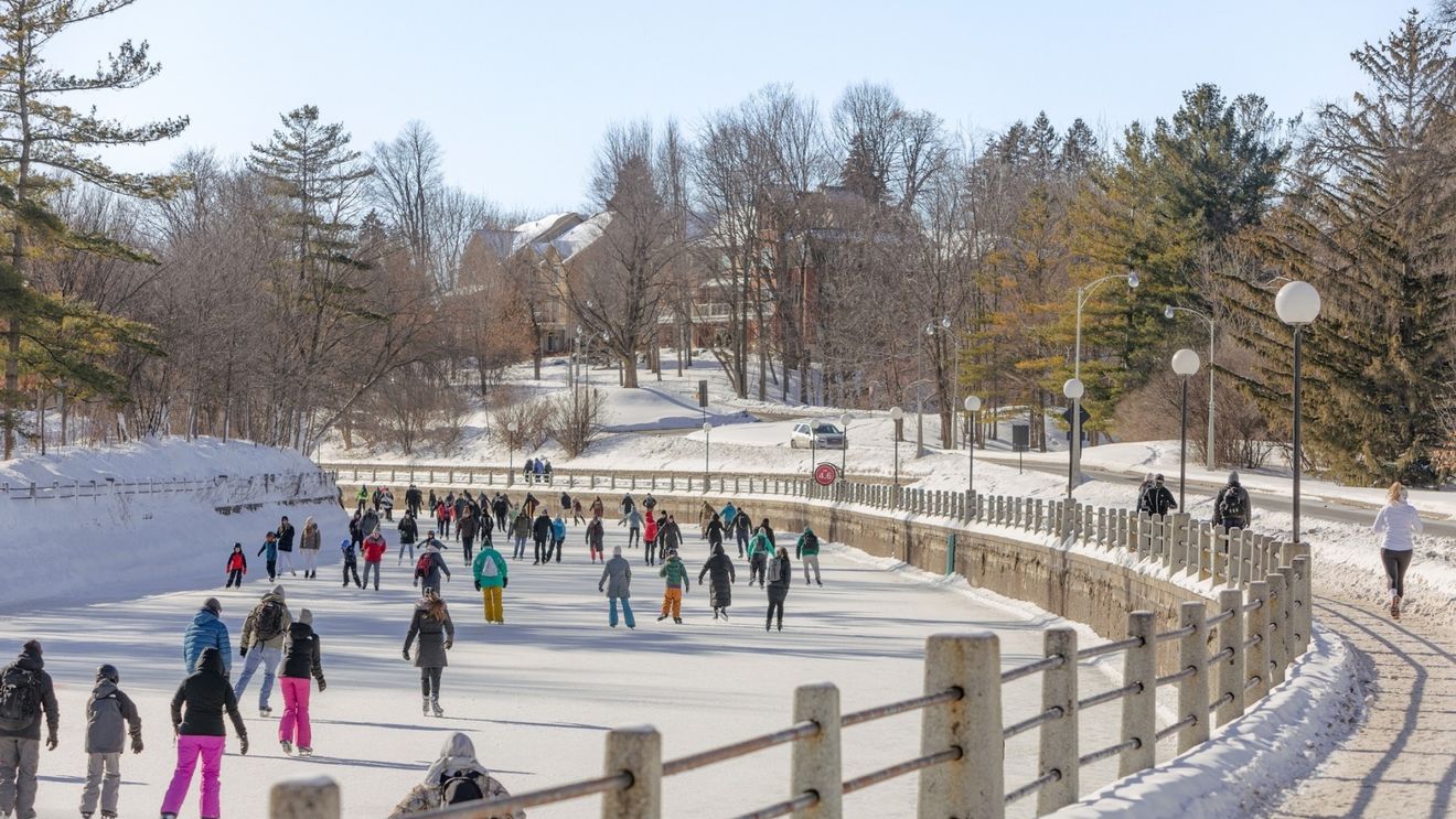 A fost redeschis cel mai mare patinoar natural din lume