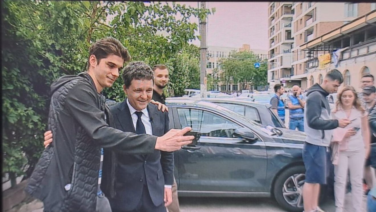 Nicușor Dan a făcut selfieuri cu studenții din Regie care așteptau la coadă să voteze: ”Au conștientizat momentul de cotitură și am venit să le mulțumesc / Îndemn lumea să iasă la vot”