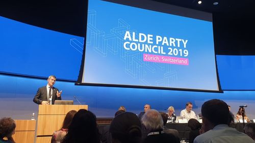 USR a devenit membru ALDE Europa în locul partidului condus de Tăriceanu