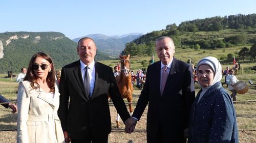 Împreună cu soțiile, liderul Turciei și cel al Azerbaidjanului au făcut un tur al orașului Șușa, eliberat de sub controlul armean cu sprijinul militar al Turciei