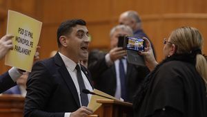 Lungul șir al scandalurilor între extremiștii Șoșoacă și Simion: Au pornit la braț în politică / S-au certat și jignit în Parlament / Acum ar putea negocia un „pact de neagresiune”