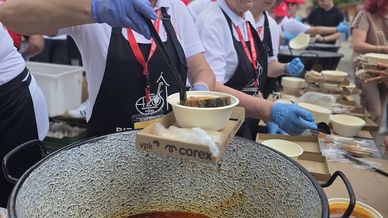 Gulaș de record mondial la Salonta: Aproximativ 10.000 de porții s-au dat în două ore / S-au folosit 990 de kilograme de carne de bizon și 1.500 de kilograme de cartofi