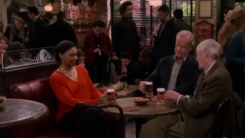 „Frasier” se întoarce în Seattle: Puteți să-l vedeți pe Kelsey Grammer trecând pe la cafeneaua și stația de radio recreate de serialul original