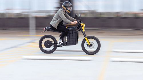„Antreprenor cu valoare adăugată”: Un startup produce Colibri M22, prima motocicletă electrică românească, cu autonomie de până la 200 km și cadru pliabil / De ce nu sunt numele mari, precum Honda sau Sym, pe această nișă?