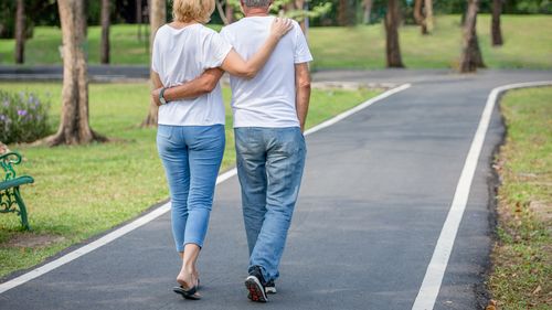 De ce trăiesc femeile mai mult decât bărbații? Oamenii de știință spun că evoluția poate oferi indicii