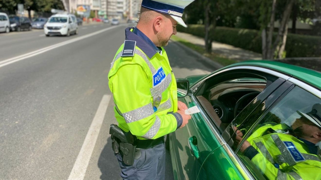 Poliţiştii au făcut uz de armă ca să oprească un tânăr şofer care făcea drifturi pe un bulevard în Baia Mare